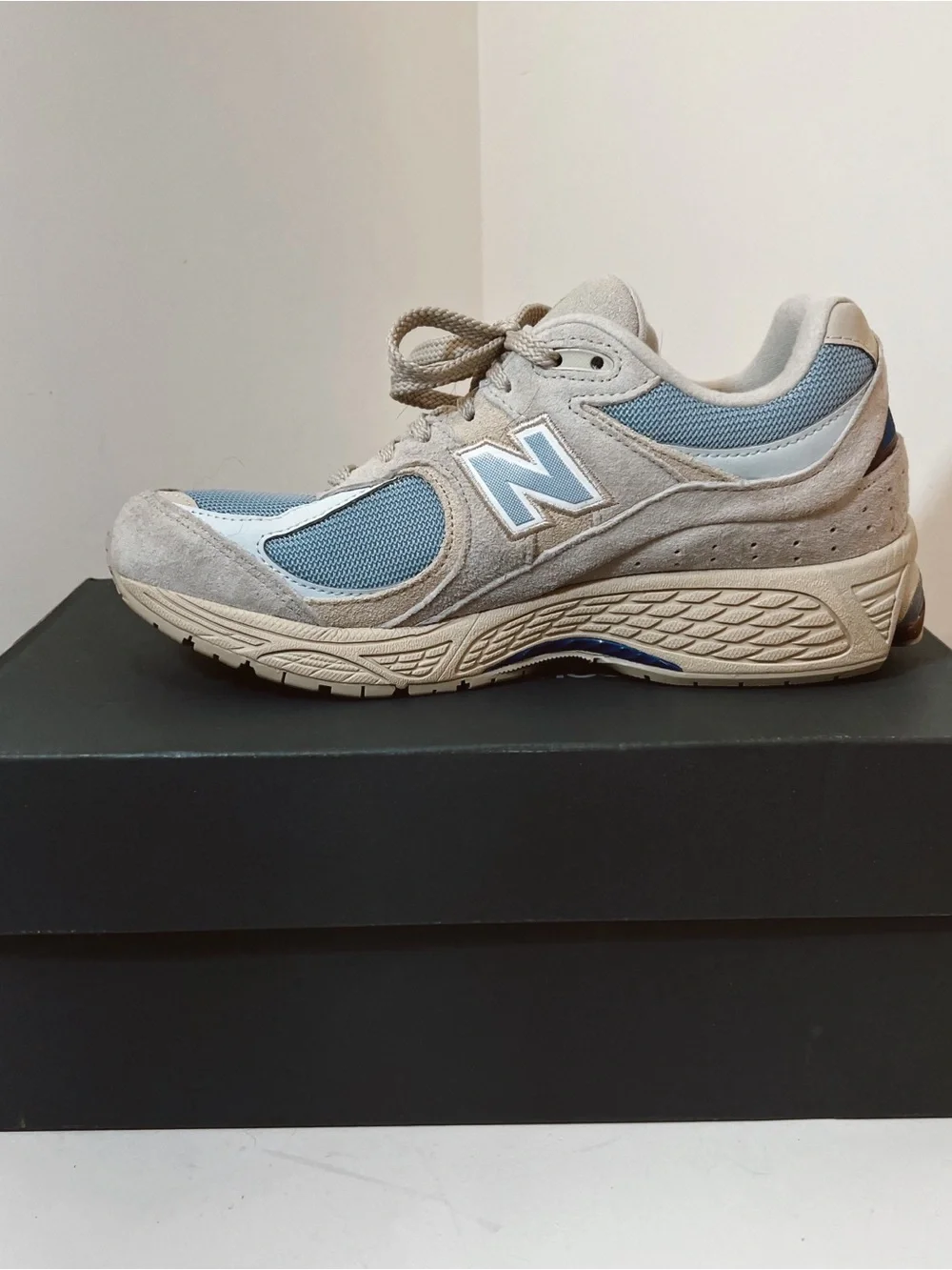 New in Box New Balance Unisex 2002R Sneakers - Picture 8 of 10